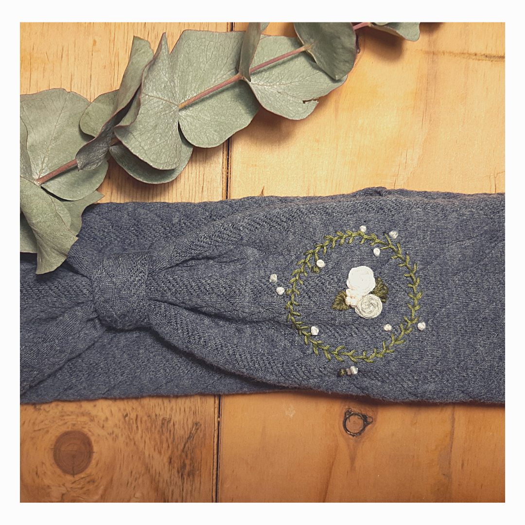 Stirnband, Blumenkranz weiß/grau/Olivegrün